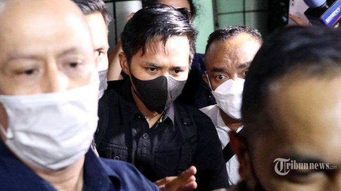 Ajudan Irje Ferdy Sambo Bharada E usai dimintai keterangan di Kantor Komnas HAM, Jakarta, Selasa (26/7/2022).