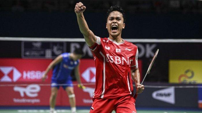 Pebulutangkis tunggal putra Indonesia Anthony Sinisuka Ginting melakukan selebrasi usai mengalahkan lawannya pebulu tangkis tunggal putra Jepang Kento Momota dalam pertandingan babak semifinal Piala Thomas 2022 di Impact Arena, Bangkok, Thailand, Jumat (13/5/2022). Ginting menang atas Kento Momota dengan skor 21-13, 14-21 dan 21-12 dan membawa Tim Thomas Indonesia unggul sementara atas Jepang 1-0.