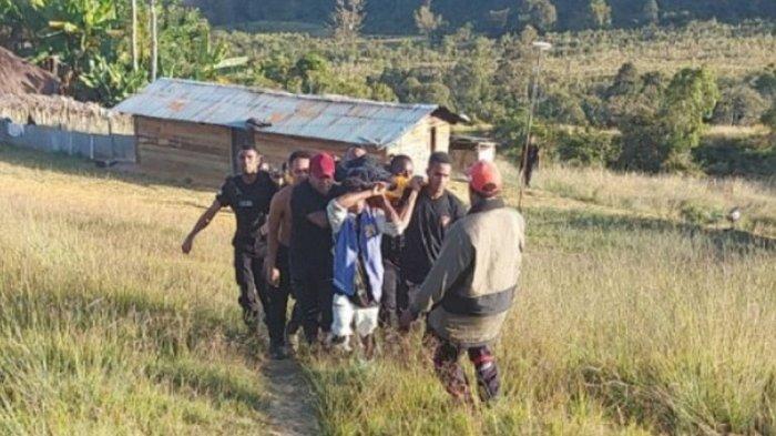 Aparat keamanan bersama warga membawa jenazah Brigadir Dua Diego Rumaropen yang tewas dibacok di daerah Napua, Kabupaten Jayawijaya, Papua, Sabtu (18/6/2022).