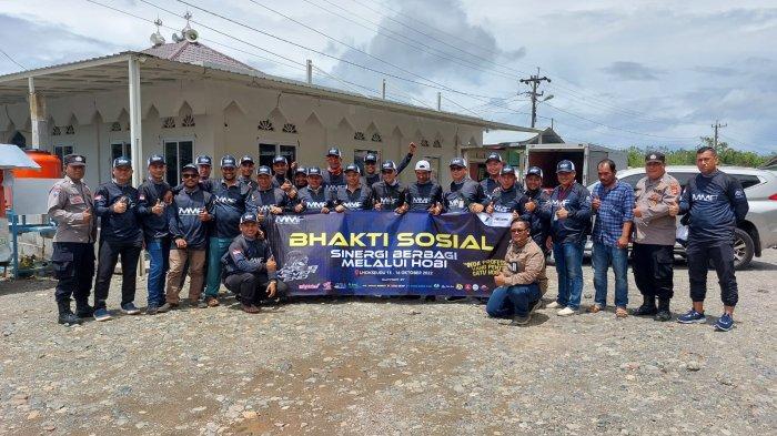 Anggota Komunitas Merah Mata Fishing (MMF) berfoto seusai melaksanakan bakti sosial berupa membersihkan mushola di Lhokseudu, Sabtu (15/10/2022)