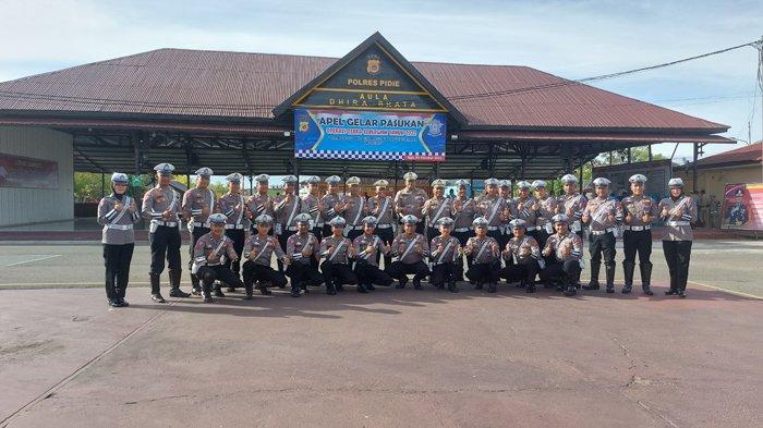 Kasat Lantas Polres Pidie, Iptu Mahruzar Hariadi bersama personel Lantas dan lainnya foto bersama usai apel gelar pasukan Operasi Zebra Selawah di Mapolres Pidie, Senin (3/10/2022).