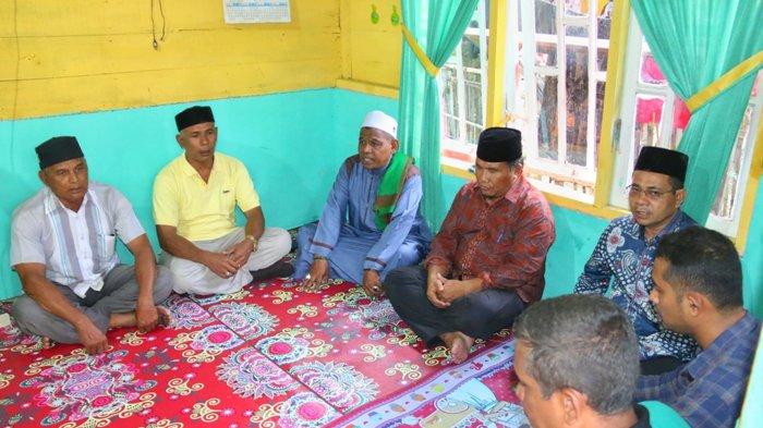 Pj Bupati Pidie, Ir Wahyudi Adisiswanto MSi (tengah) dan Sekda Pidie H Idhami MSi, Sabtu (29/10/2022) sore mengunjungi rumah duka M Affan (53) warga Gampong Pako, Kecamatan Keumala, Pidie, Jumat (28/10/2022), sekira pukul 21.00 WIB, meninggal diduga diinjak kawanan gajah liar.