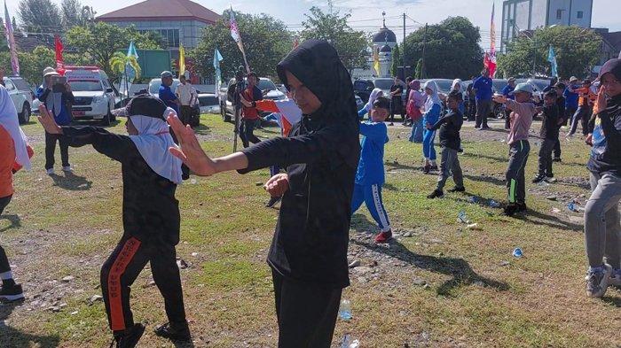 Atraksi anak pencak silat saat pencanangan PIN Polio di Alun-alun Kota Sigli, Pidie, Senin (28/11/2011).
