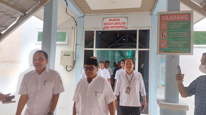 Pj Bupati Pidie, Ir Wahyudi Adisiswanto MSi usai melihat ruang bedah urologi dan ortopedi di Rumah Sakit Umum Tgk Chik Ditiro Sigli, Pidie, Rabu (30/11/2022).
