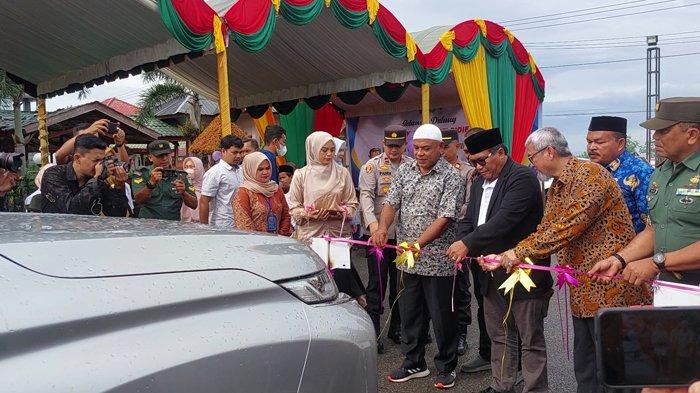 Pj Bupati Pidie, Ir Wahyudi Adisiswanto MSi, didampingi Direktur RSUD TAS dr Kamaruzzaman saat memotong pita lauching Program Peu rumoh di Rumah Sakit setempat, Kamis (1/12/2022).