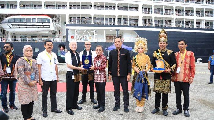 Pj Wali Kota Sabang Reza Fahlevi didampingi Faisal Azwar Plt Dinas Pariwisata Kota Sabang beserta Kepala BPKS Junaidi Ali dan Wakil Kepala BPKS T Zanuarsyah saat meyambut kapal MS. Azamara Quest, di Dermaga CT3 BPKS, Kamis (8/12/2022).