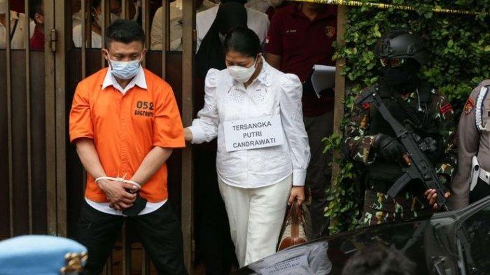 Tersangka Ferdy Sambo dan Putri Candrawathi saat menjalani rekonstruksi kasus pembunuhan Brigadir J di rumah dinas Ferdy Sambo, Duren Tiga, Jakarta Selatan, Selasa (30/8/2022). Tim Khusus (Timsus) Polri menggelar rekonstruksi kasus pembunuhan berencana Brigadir J atau Nofriansyah Yosua Hutabarat.