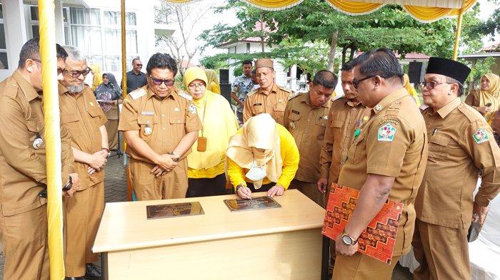 Pj Bupati Pidie, Ir Wahyudi Adisiswanto MSi, dan Kepala Dinas Kesehatan Pidie dr Arika Husnayanti SpoG (K) menandatangani Peresmian Klinik Penyakit Tidak Menular Assyafa di Dinas Kesehatan Pidie, Selasa (1/11/2022).