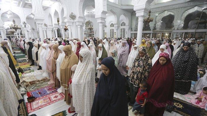 Jamaah melaksanakan shalat Tarawih pada malam pertama bulan Ramadhan 1443 H di Masjid Raya Baiturrahman, Banda Aceh, Sabtu (2/4/2022) malam.