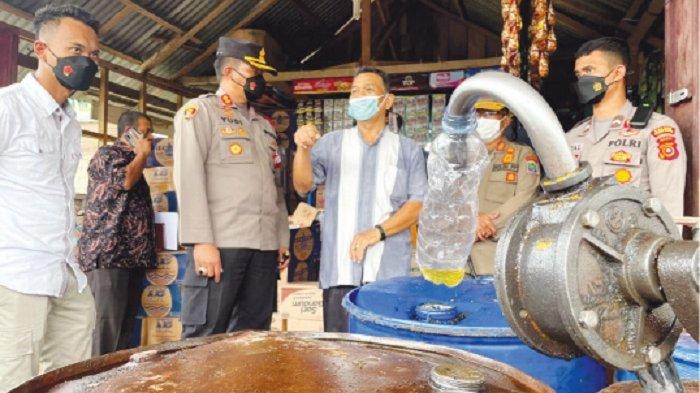Kapolres Aceh Jaya AKBP Yudi Wiyono didampingi Kasatreskrim Iptu Lutfi Arinugraha dan Kasat Intelkam Iptu M Putra Yoni berdialog dengan pedagang saat sidak minyak goreng di kawasan pasar Kota Calang, Aceh Jaya, Kamis (17/3/2022) |