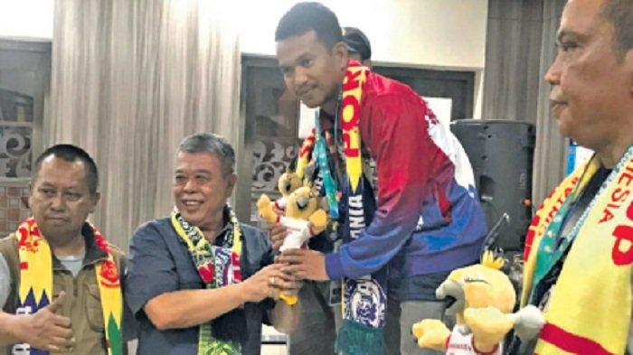 Ketua DPRD Jatim, Kusnadi didampingi Ketua PWI Jatim yang juga Ketua PB Porwanas XIII, Luthfil Hakim mengalungkan medali kepada Almuzammil dari PWI Aceh sebagai juara I lomba fotografi Porwanas XIII Tahun 2022 yang diumumkan di Aula Gedung BPSDM Malang, Jumat (25/11/2022).