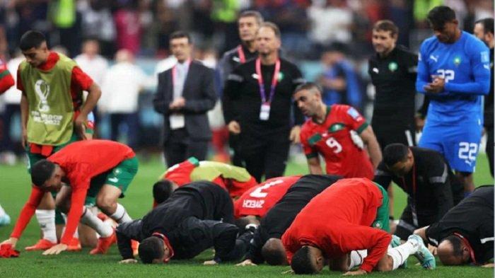 Para pemain Maroko bersujud di lapangan setelah kalah 2-0 dalam pertandingan sepak bola semifinal Piala Dunia Qatar 2022 antara Prancis dan Maroko di Stadion Al-Bayt di Al Khor, Doha, Kamis (14/12/2022).