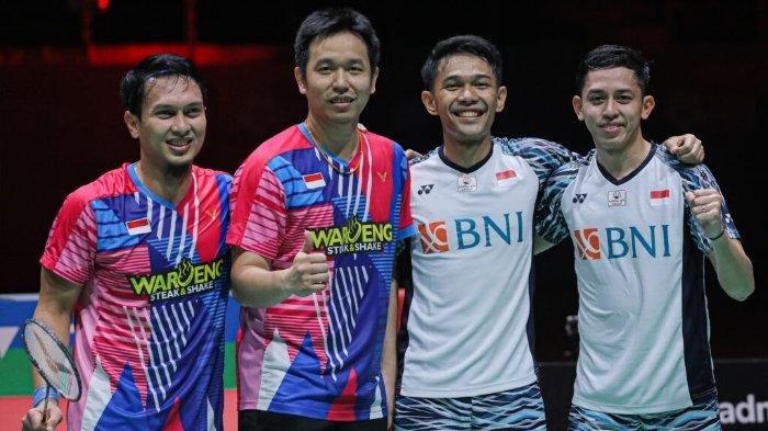 Mohammad Ahsan/Hendra Setiawan dan Fajar Alfian/Muhammad Rian Ardianto seusai partai final Malaysia Masters 2022, Minggu (10/7/2022). (Website pbsi.id)
