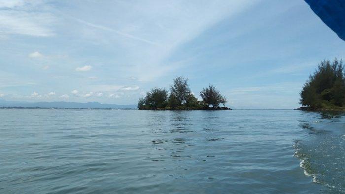 Pulau yang terbentuk akibat fenomena alam di Muara Anak Laut, Aceh Singkil, menjadi daya tarik wisatawan yang berkunjung ke objek wisata yang dikelola BUMDes Gosong Telaga Barat, Singkil Utara, Aceh Singkil itu. Foto direkam Kamis (22/9/2022)