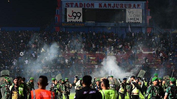 Para suporter Arema FC, Aremania turun ke lapangan Stadion Kanjuruhan, Kabupaten Malang usai laga Arema FC vs Persebaya Surabaya dalam lanjutan Liga 1 2022 di Stadion Kanjuruhan, Kabupaten Malang, Sabtu (1/10/2022). Aremania meluapkan kekecewaannya dengan turun dan masuk kedalam stadion usai tim kesayangannya kalah melawan Persebaya Surabaya dengan skor 2-3