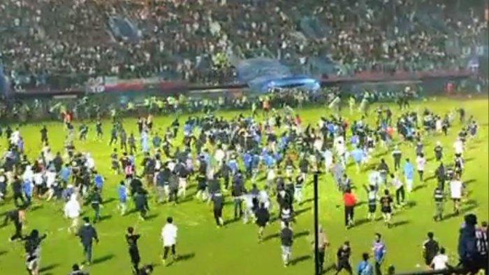 Pelajaran berharga. Ulah oknum suporter nakal semalam, ratusan orang meninggal dan Arema dihukum Berat, tak boleh main kandang sisa semusim 2022/2023.