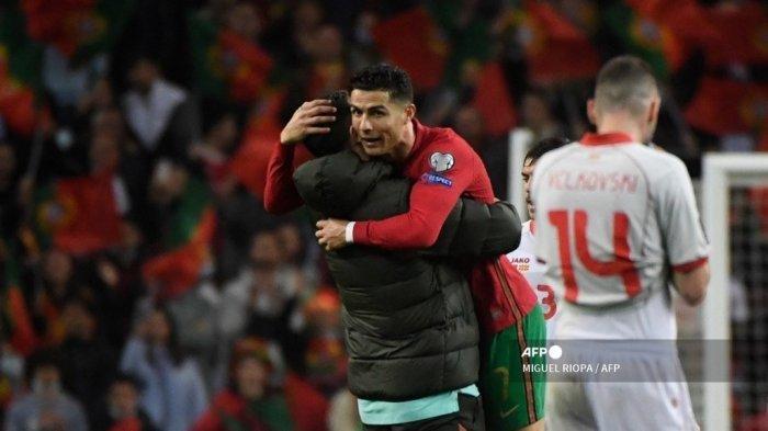 Penyerang Portugal Cristiano Ronaldo melakukan selebrasi bersama rekan setimnya pada akhir pertandingan final leg pertama kualifikasi Piala Dunia 2022 antara Portugal dan Makedonia Utara di stadion Dragao di Porto pada 29 Maret 2022.