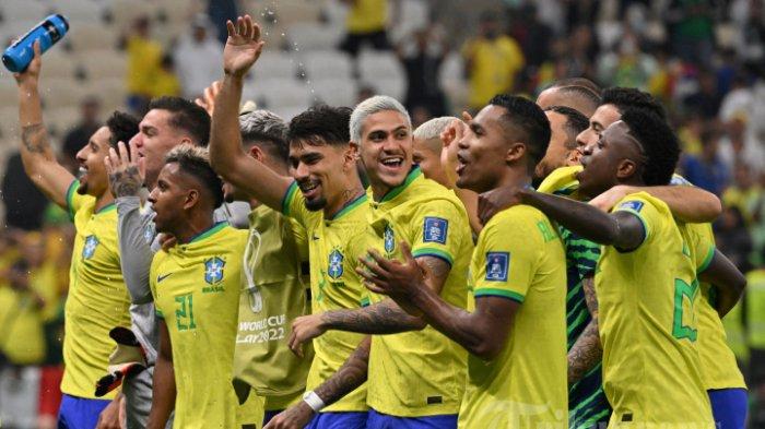 Para pemain Brasil merayakan kemenangannya pada pertandingan sepak bola Grup G Piala Dunia Qatar 2022 antara Brasil dan Serbia di Stadion Lusail di Lusail, utara Doha pada 24 November 2022.
