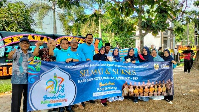 Foto Bersama - Manajemen dan seluruh staf RSUD Meuraxa berfoto bersama saat peringatan Hari Jadi Kota Banda Aceh Ke-817, Jumat (22/4/2022).