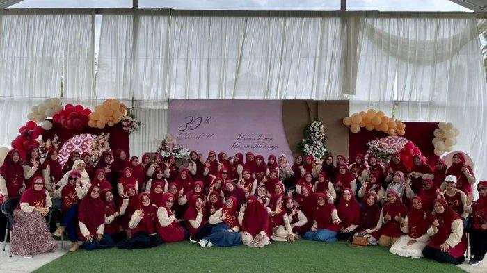 Perempuan leting 92 SMA Negeri 3 Banda Aceh, berfoto pada moment reuni 30 tahun alumni '92 di Banda Aceh, tanggal 22 Oktober 2022 lalu.