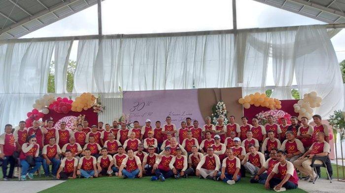 Para alumni pria leting 92 SMA Negeri 3 Banda Aceh, berfoto pada momen reuni 30 tahun alumni '92 di Banda Aceh, tanggal 22 Oktober 2022 lalu.