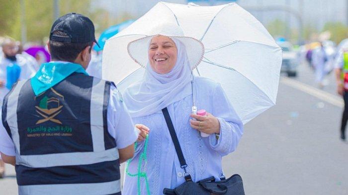 Seorang relawan memberikan air dingin ke jamaah haji di Mina, Arab Saudi.