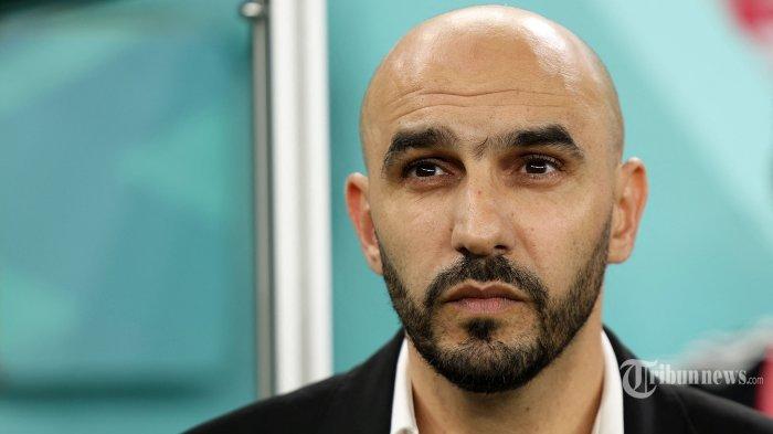 Sadar diri kunci kesuksesan Walid Regragui bawa Timnas Maroko ke 8 besar Piala Dunia 2022 - Pelatih Timnas Maroko, Walid Reragui memperhatikan para pemainnya dalam laga sepak bola Grup F Piala Dunia 2022 Qatar antara Kanada melawan Maroko di Stadion Al-Thumama, di Doha, Qatar, Kamis (1/12/2022) waktu setempat.