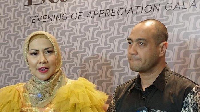 Pasangan selebritas Venna Melinda dan Ferry Irawan di kawasan Petogogan, Kebayoran Baru, Jakarta Selatan, Selasa (20/12/2022).