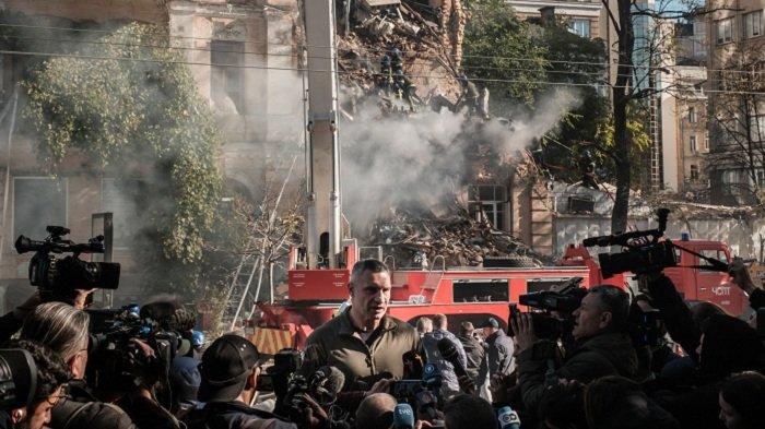 Wali Kota Keiv, Ukraina, Vitali Klitschko berbicara kepada pers di sebelah gedung yang hancur setelah serangan pesawat tak berawak di Kiev, Senin (17/10/2022).