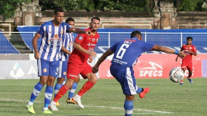 Aksi pada laga Liga 1 2021-2022 antara Persija Jakarta dan Persiraja Banda Aceh, Minggu (30/1/2022).