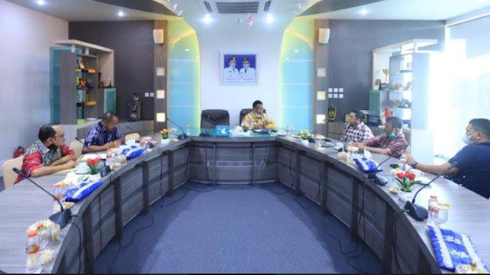 Wali Kota Banda Aceh, Aminullah Usman didampingi Kepala DPPKP Kota, menerima Ketua Hiswana Migas Aceh, Nahrawi Noerdin dan membahas permasalahan nelayan boat tep-tep yang tidak mendapatkan BBM bersubsidi, Kamis (17/2/2022).