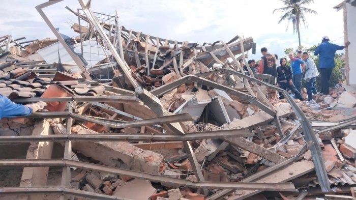 Sebanyak dua orang tertimpa reruntuhan bangunan sebuah minimarket di Kampung Kadudampit, Desa Rancagoong, Kecamatan Cilaku, Kabupaten Cianjur Senin (21/11/2022).