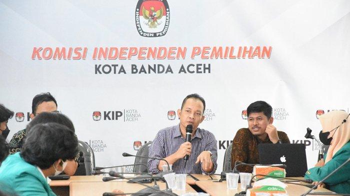 Ketua KIP Banda Aceh Indra Milwady memberikan penjelasan tentang demokrasi dan pemilu kepada mahasiswa FISIP Universitas Syiah Kuala (USK) di kantor KIP setempat, Rabu (23/3/2022)