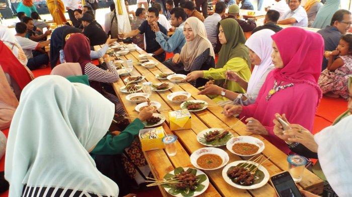 Para pengunjung menikmati sate matang dalam Festival Sate Matang di Bireuen baru-baru ini. SERAMBINEWS.COM/YUSMANDIN IDRIS