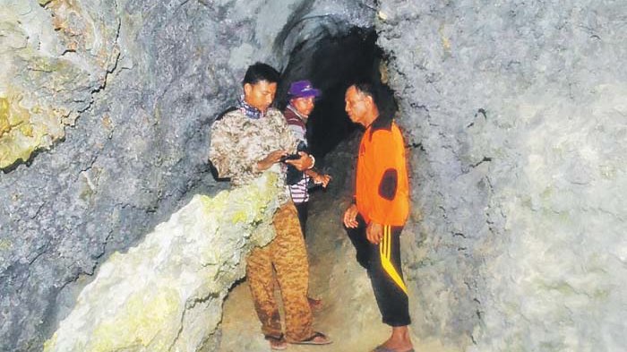 WARGA berada di gua Tambego, di kaki Pulau Tuangku, Pulau Banyak Barat, Aceh Singkil, Sabtu (14/1).