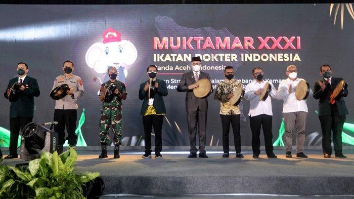 Gubernur Aceh, Nova Iriansyah menabuh rapai sebagai tanda dibukanya Muktamar Ikatan Dokter Indonesia (IDI) XXXI dan Muktamar Ikatan Istri Dokter Indonesia (IIDI) XXII, yang berlangsung di Banda Aceh Convention Hall, Kota Banda Aceh, Rabu (23/3/2022).
