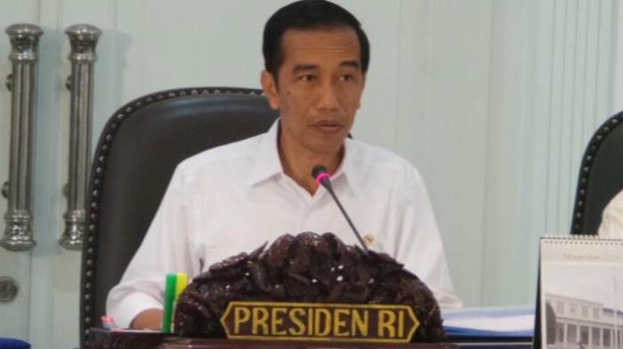 Presiden Joko Widodo saat memimpin Rapat Kabinet di Istana Presiden, Senin (17/11/2014).