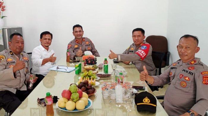 Kapolres Aceh Tamiang AKBP Imam Asfali (dua kanan) bersama sejumlah perwira saat berkunjung ke Kantor Datok Penghulu Kampung Kesehatan, Selasa (29/3/2022).