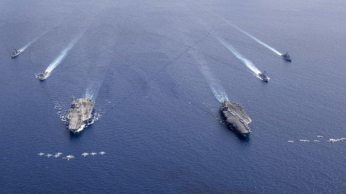 Foto ilustrasi Kapal Induk Ronald Reagan milik Amerika Serikat bersama kapal militer lainnya dan pesawat tempur saat ketegangan di Laut China Selatan