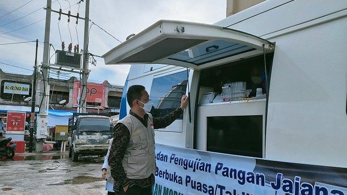 Kepala BBPOM Banda Aceh, Yudi Noviandi memantau proses uji lab takjil di Kawasan Pasar Lambaro, Aceh Besar, Kamis (7/4/2022).