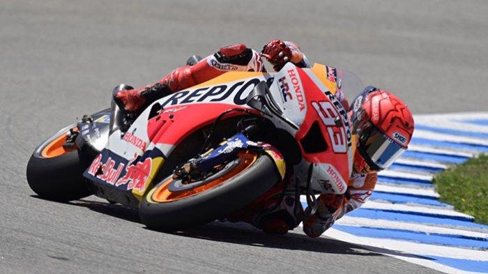 Pembalap Honda, Marc Marquez memacu motornya pada sesi kualifikasi MotoGP Spanyol 2022, Sabtu (30/4/2022).