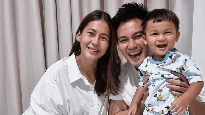 Pasangan Paula Verhoeven dan Baim Wong bersama putra pertama mereka, Kiano Tiger Wong.