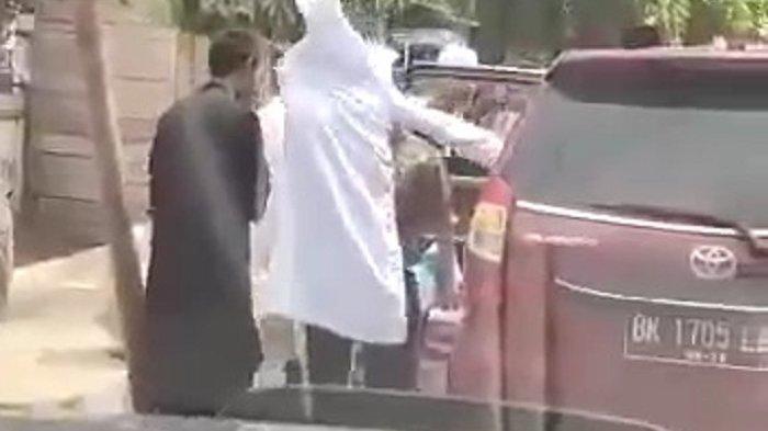 Sekelompok pemuda berpakaian preman turun dari mobil dan mengganti pakai pakaian Muslim untuk cari sumbangan.