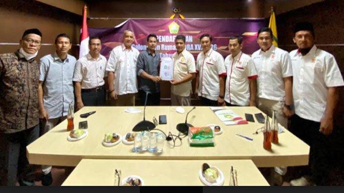 Ketua DPRK Aceh Jaya Muslim D menyerahkan dokumen pendaftaran sebagai calon Tuan Rumah PORA ke XV tahun 2026 kepada panitia di Sekretariat KONI Aceh di Banda Aceh, Jumat (25/6/2021)