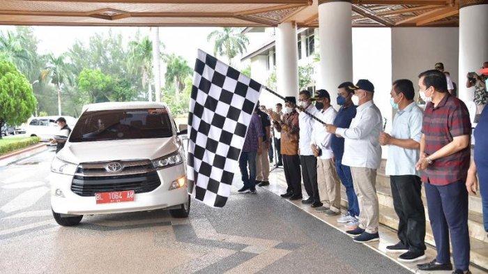 Sekretaris Daerah Aceh, dr Taqwallah MKes, bersama para asisten, Staf Ahli Gubernur, Kepala SKPA dan Kepala Biro di lingkungan Setda Aceh, melepas konvoi kendaraan para rombongan Muktamar Ikatan Doktor Indonesia (IDI) XXXI, di halaman Kantor Gubernur Aceh, Banda Aceh, Minggu (20/3/2022)