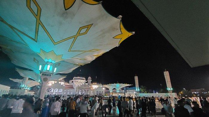 Suasana shalat tarawih di Masjid Raya Baiturrahman, Sabtu (2/4/2022) malam, di mana ribuan jamaah shalat dalam guyuran hujan.