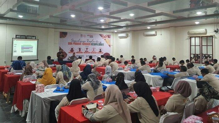 Badan Pengelola Dana Perkebunan Kelapa Sawit (BPDPKS) berkolaborasi dengan Anggota Komisi IV DPR RI Ir. H.T.A Khalid, MM melaksanakan sosialisasi replanting dan produk turunan kelapa sawit di Aceh Utara, Rabu, 16 November 2022.