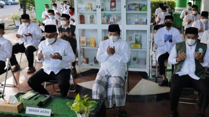 Sekretaris Daerah Aceh Taqwallah didampingi Ketua MPU Aceh Tgk H Faisal Ali mengikuti zikir dan doa bersama memohon dijauhkan dari wabah dan bencana Covid-19 yang diikuti oleh seluruh ASN Pemerintah Aceh secara Virtual di Sekretariat MPU Aceh (18/2/2022).