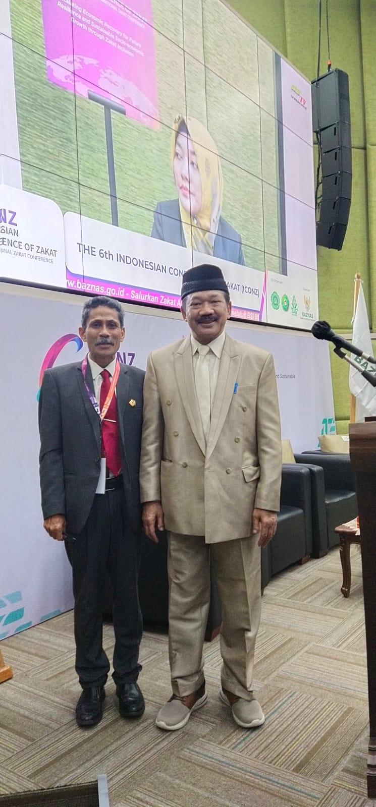 Wakil Ketua Bidang Pengumpulan dan Sosialisasi Baitul Mal Aceh, Dr Abdul Rani Usman MSi foto bersama dengan Ketua Badan Amil Zakat Nasional, Prof KH Noor Achmad di Semarang, Jawa Tengah, Rabu (30/11/2022).