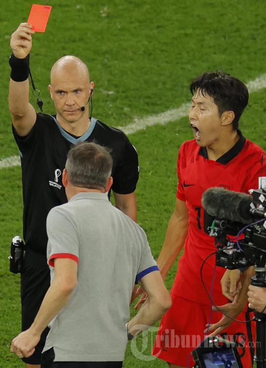 Wasit Inggris Anthony Taylor menunjukkan kartu merah kepada pelatih Korea Selatan asal Portugal Paulo Bento (2L) pada peluit akhir pertandingan sepak bola Grup H Piala Dunia 2022 Qatar antara Korea Selatan dan Ghana di Stadion Education City di Al-Rayyan, sebelah barat Doha, Senin (28 November 2022).